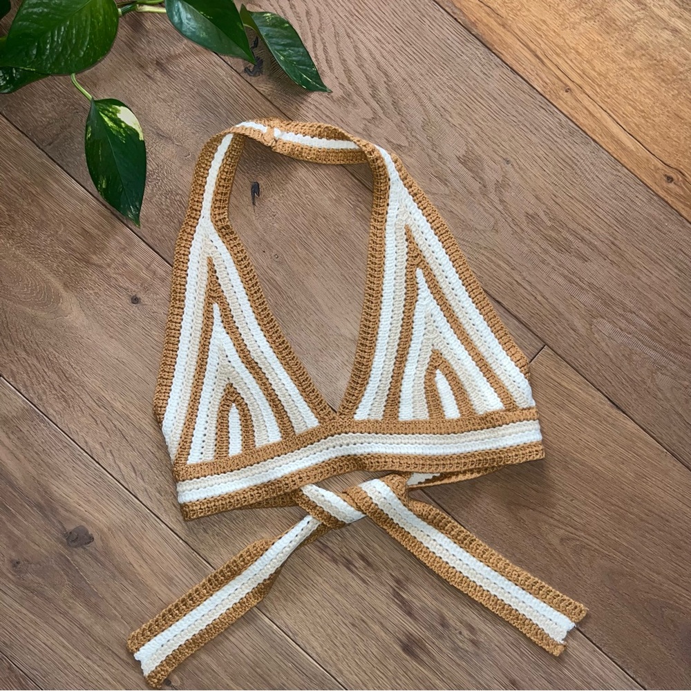 Selfie Leslie NWT Higher Love Knit Camel and White Crochet Crop Top S